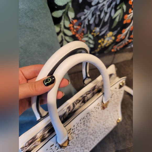 White laser cut two way shoulder bag - Picture 9 of 15